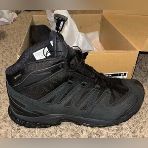 NWT Salomon black boots